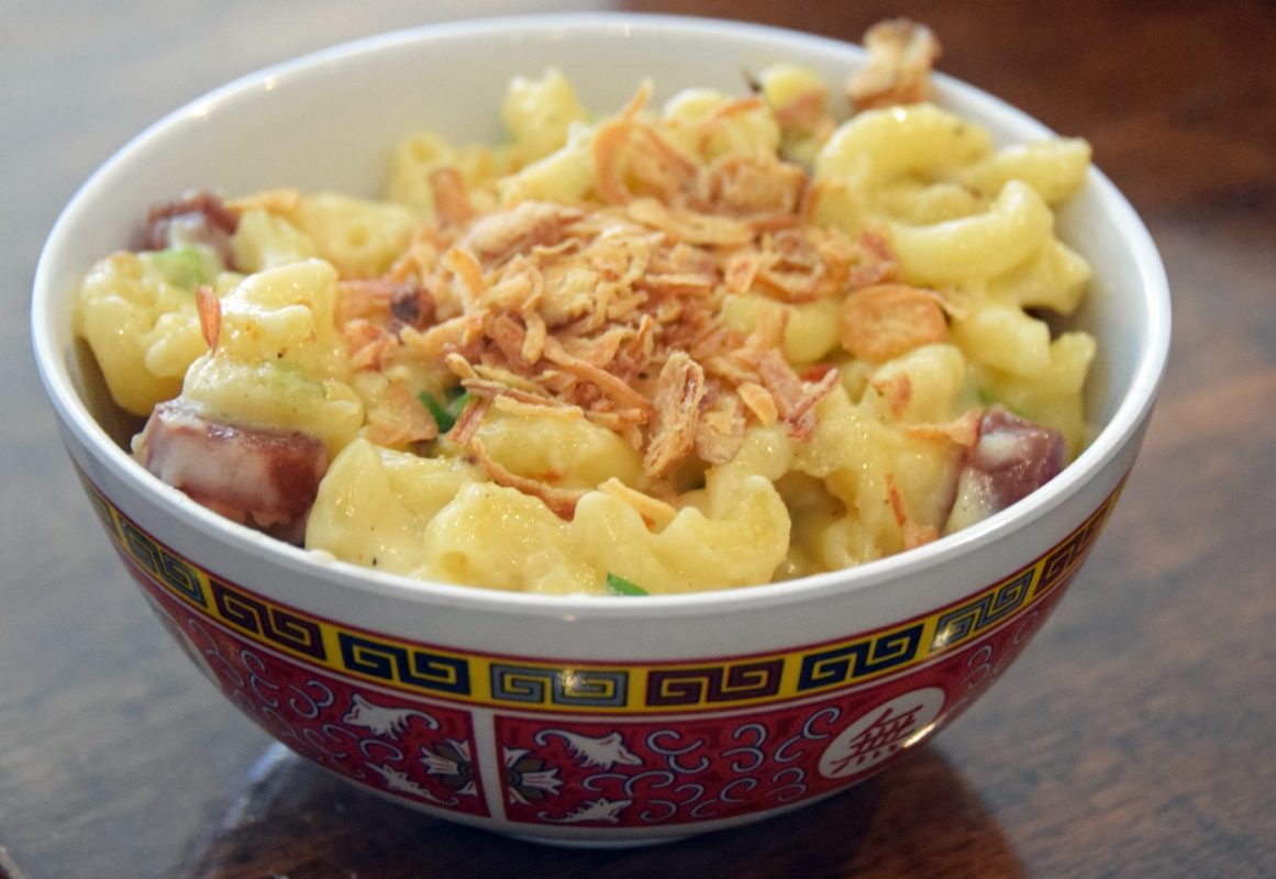 Mac & cheese with fried shallots