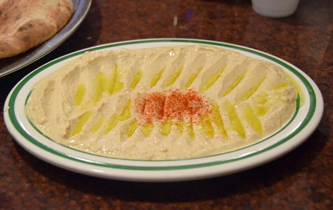 Hummus with olive oil and paricka